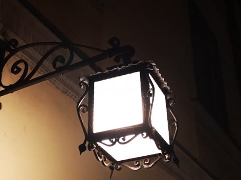 Lampa z metalu ścienna