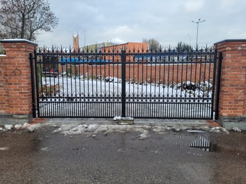 Klasyczna brama kuta uchyna...